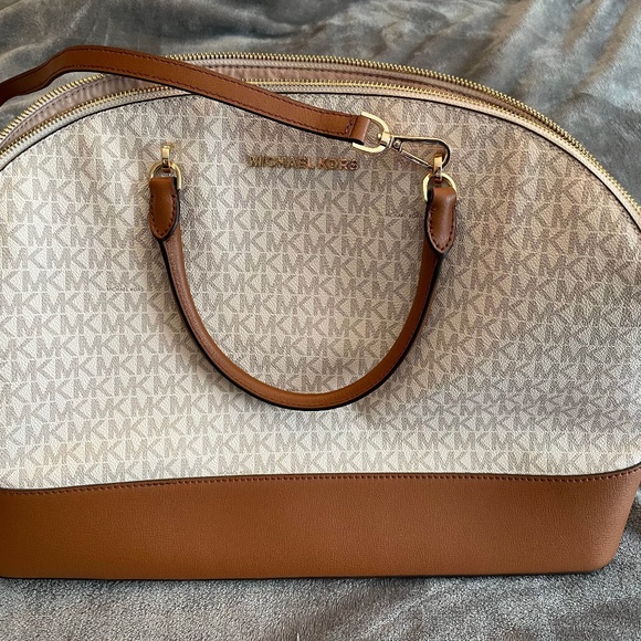 Large Michael Kors Handbag NEVER USED *MINT CONDITION* - Picture 2 of 8